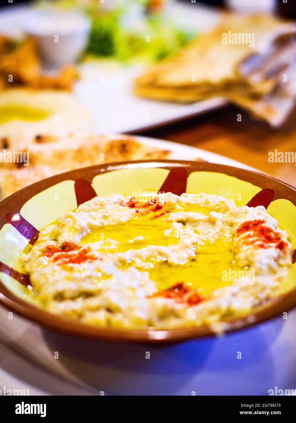 Muttabal Middle Eastern Aubergine (Aubergine) Dip. Pitta-Brot im Hintergrund verschwommen Stockfoto