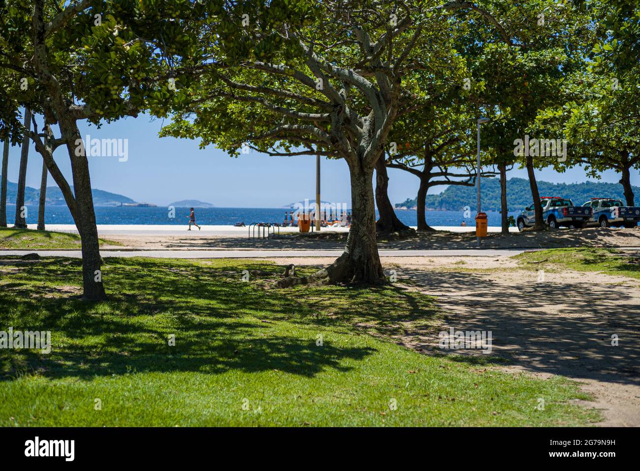 Flamengo Park - Parque Atro do Flamengo - in Rio de Janeiro. Ein weitläufiger Strandpark mit Sportplätzen, Wander-/Radwegen, einem Skatepark und einem Kunstmuseum. Stockfoto