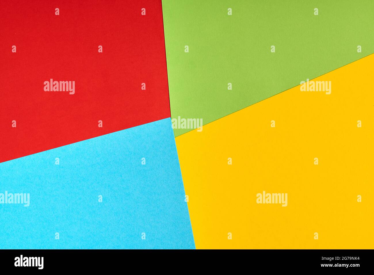 Papiere in Farben des berühmten Computer-Unternehmen, Software-Hersteller-Logo. Rote, grüne, blaue, gelbe Papierfarben. Firmenlogokonzept. Abstrak Stockfoto