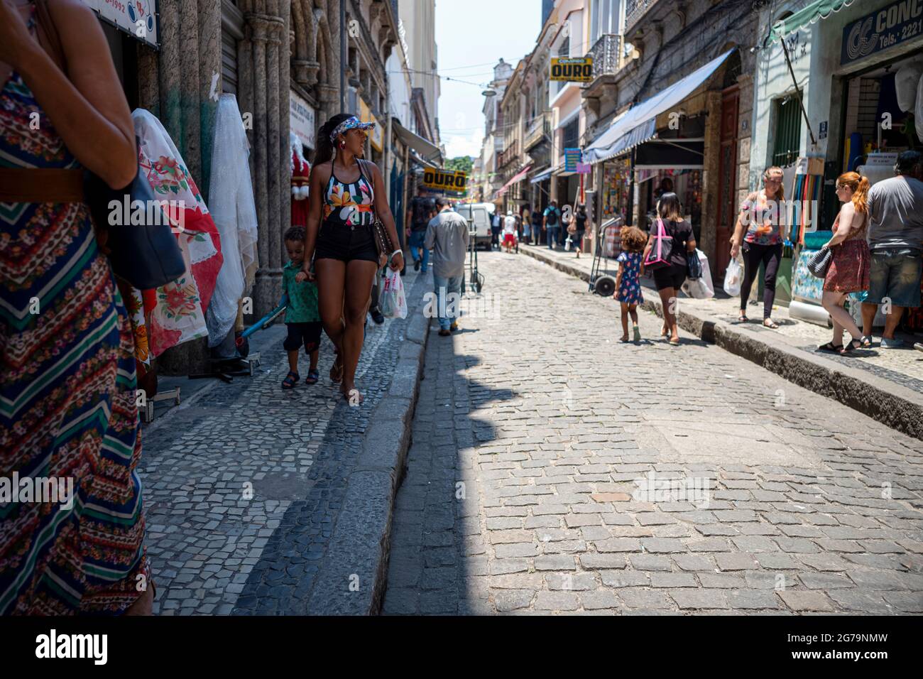 Die Straßen von Saara Markt, Ort der Menschen in der Altstadt zum Einkaufen zu gehen. Rio de janeiro, Brasilien Stockfoto
