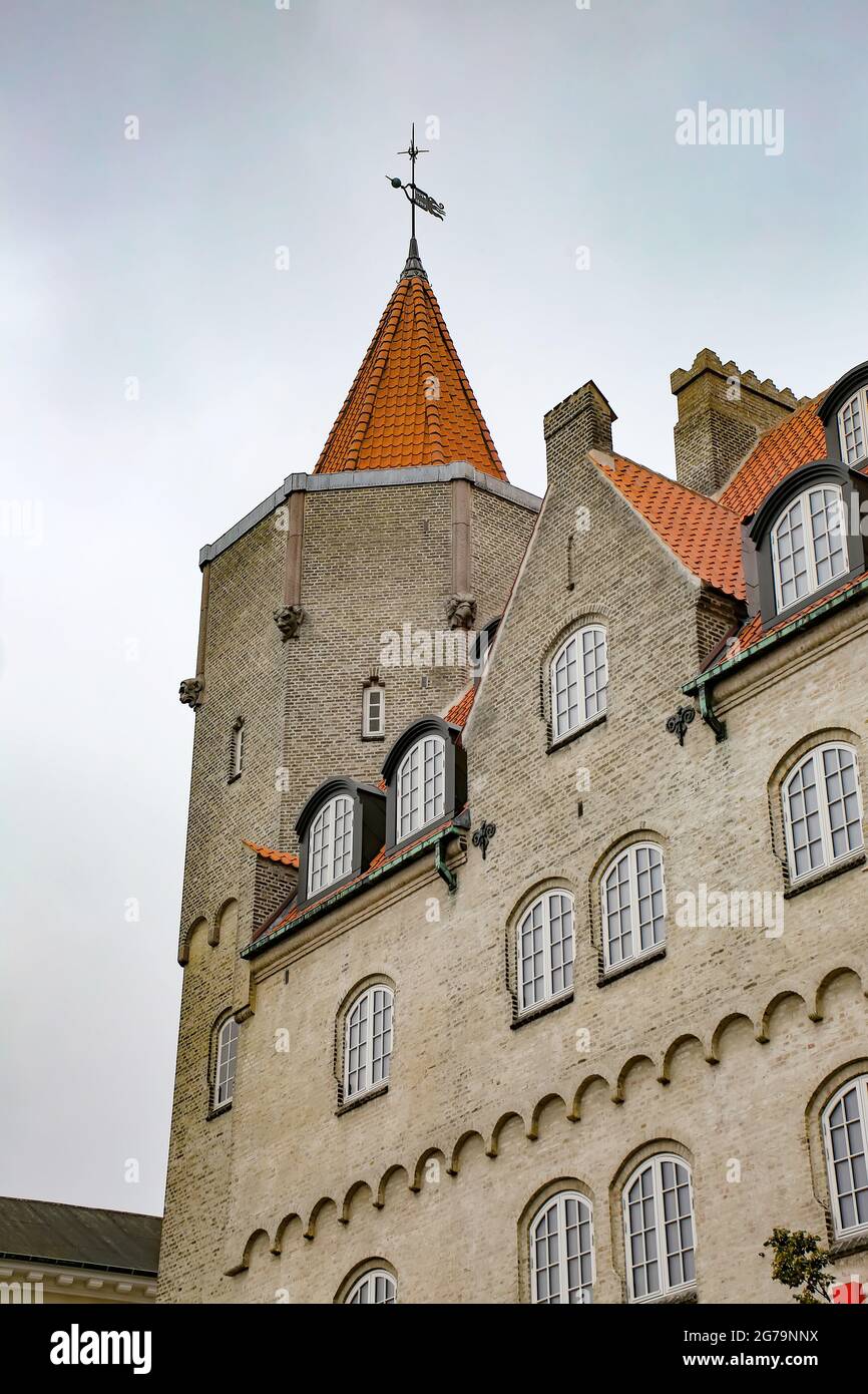 Eckturm, der Teil des Jensens Bøfhus-Gebäudes an der Ecke des Nystorv-Platzes, Aalborg, Dänemark, ist. Stockfoto Eckturm, der Teil des Jensens Bøfhus-Gebäudes an der Ecke des Nystorv-Platzes, Aalborg, Dänemark, ist. Stockfoto