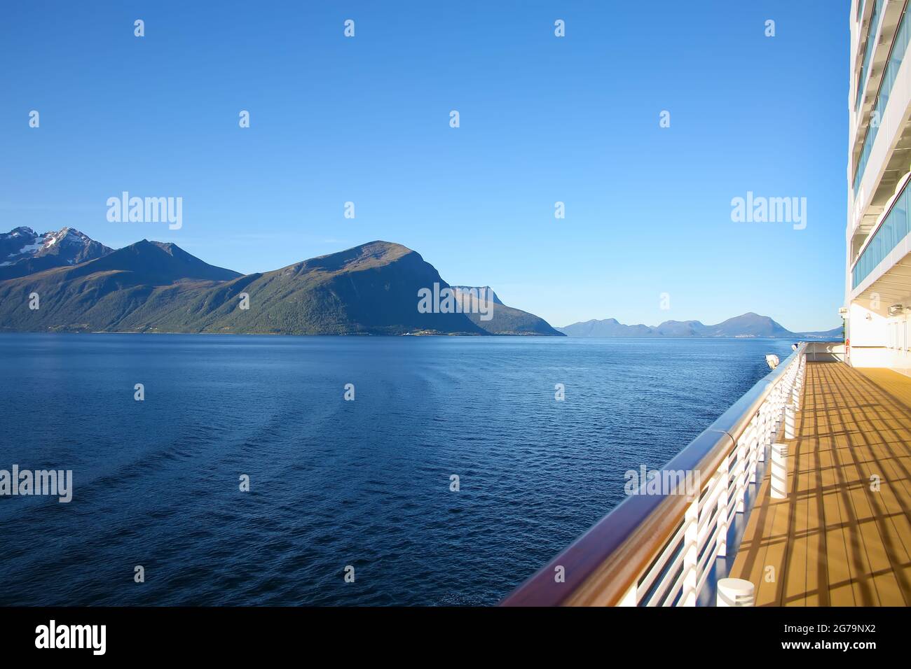 Fahren Sie an einem schönen ruhigen Tag in Richtung Geiranger Fjord mit Blick auf die norwegischen Berge vom offenen Promenadendeck des Schiffes, Norwegen. Stockfoto