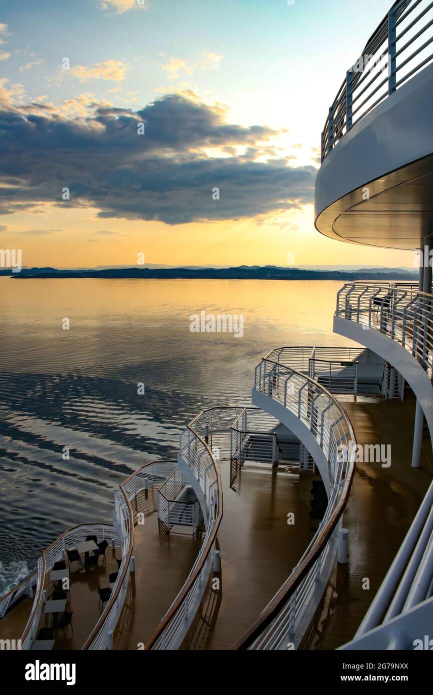 Sonnenaufgang oder Sonnenuntergang vom Achterdeck eines Kreuzfahrtschiffs über dem Ozean, auf dem die Nord- oder Ostsee durchquert wird. Stockfoto