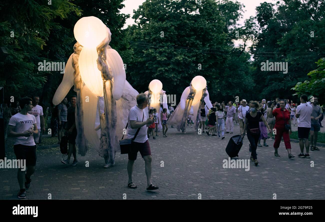 Odessa Ukraine... 11 Juni 2021. „Les Quidams“ aus der französischen Stadt Etrez. Abendliche Straßenvorstellung des französischen Theaters im Schewtschenko-Park. Odessa Ukraine. 11 Juni 2021. Quelle: Arkadiy Luchak/Alamy Live News Stockfoto