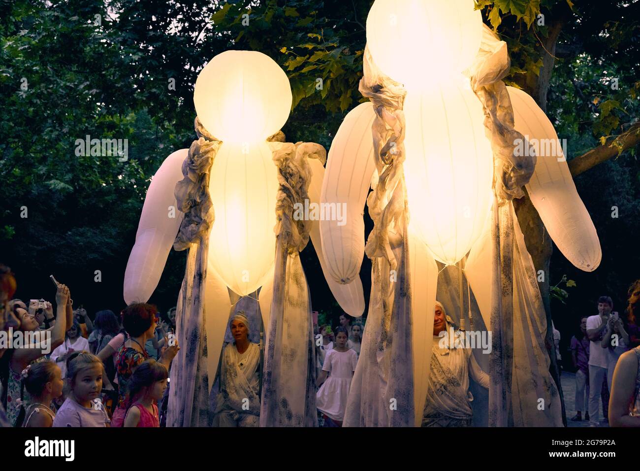 Odessa Ukraine... 11 Juni 2021. „Les Quidams“ aus der französischen Stadt Etrez. Straßenvorstellung des französischen Theaters im Schewtschenko-Park. Odessa Ukraine. 11 Juni 2021. Quelle: Arkadiy Luchak/Alamy Live News Stockfoto