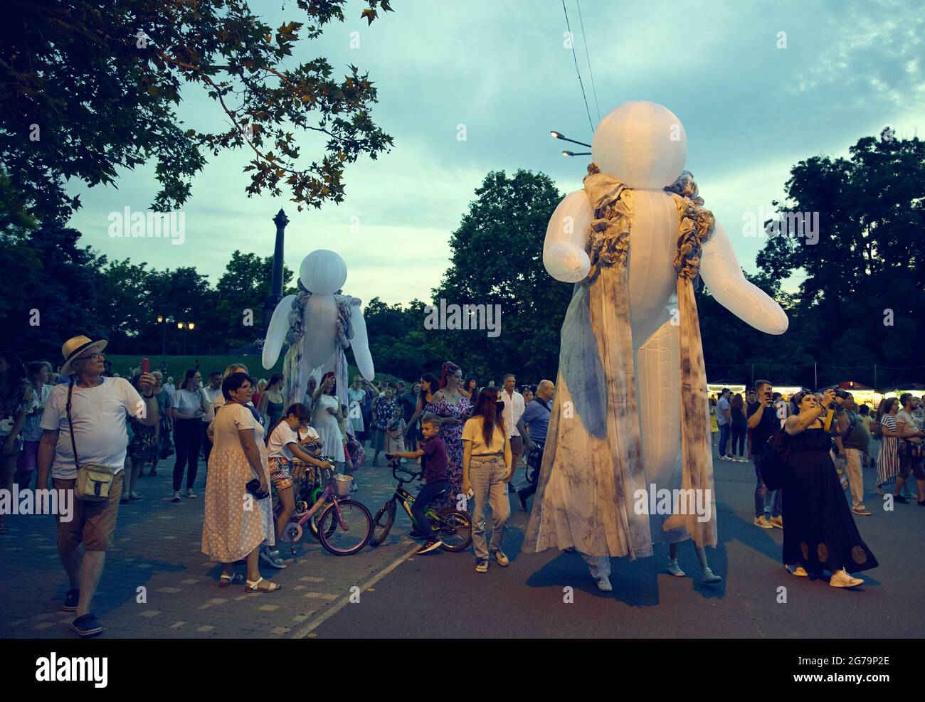 Odessa Ukraine... 11 Juni 2021. „Les Quidams“ aus der französischen Stadt Etrez. Nächtliche Straßenvorstellung des französischen Theaters im Schewtschenko-Park. Odessa Ukraine. 11 Juni 2021. Quelle: Arkadiy Luchak/Alamy Live News Stockfoto