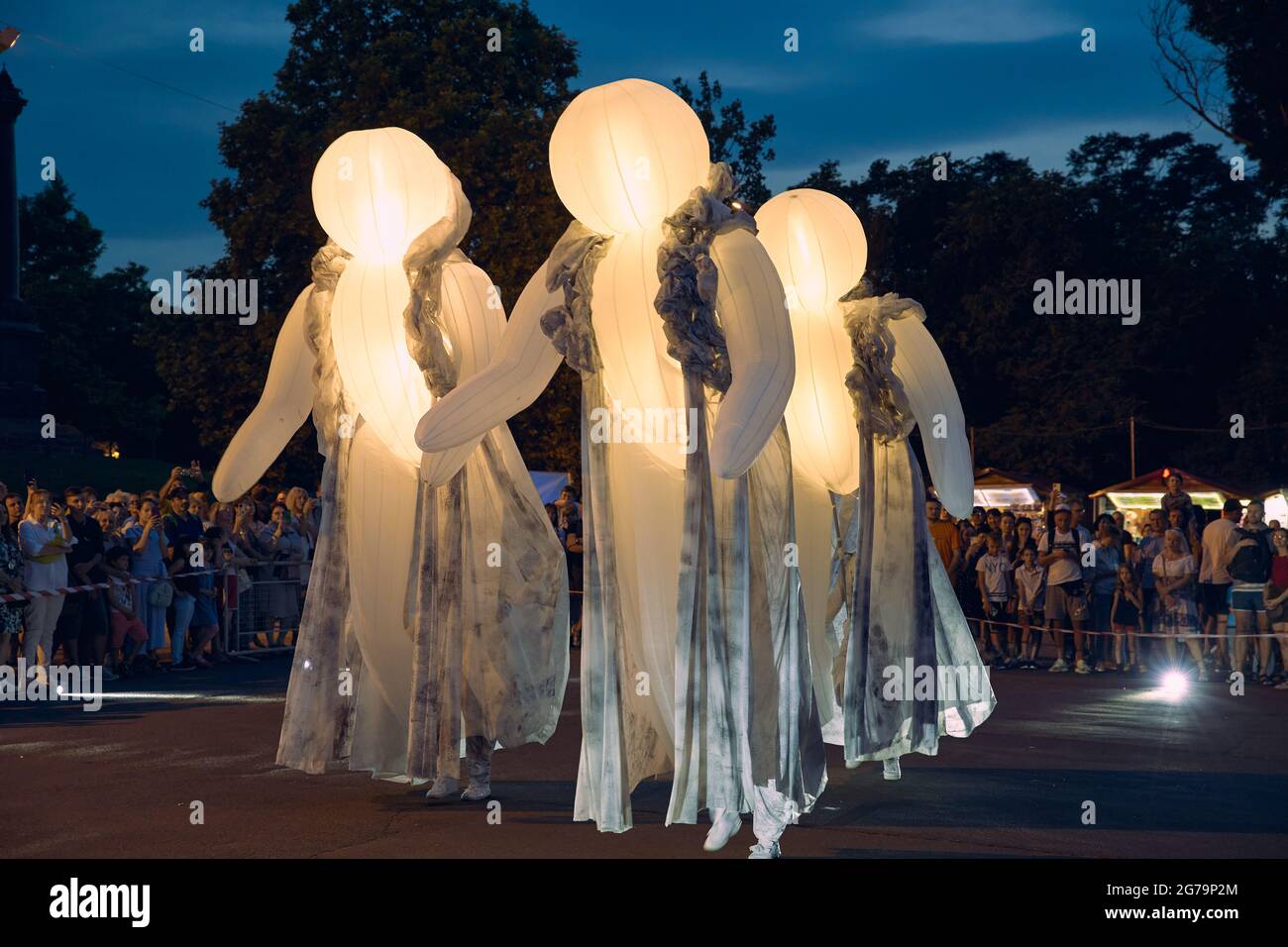 Odessa Ukraine... 11 Juni 2021. „Les Quidams“ aus der Stadt Etrez . Nächtliche Straßenvorstellung des französischen Theaters im Schewtschenko-Park. Odessa Ukraine. 11 Juni 2021. Quelle: Arkadiy Luchak/Alamy Live News Stockfoto