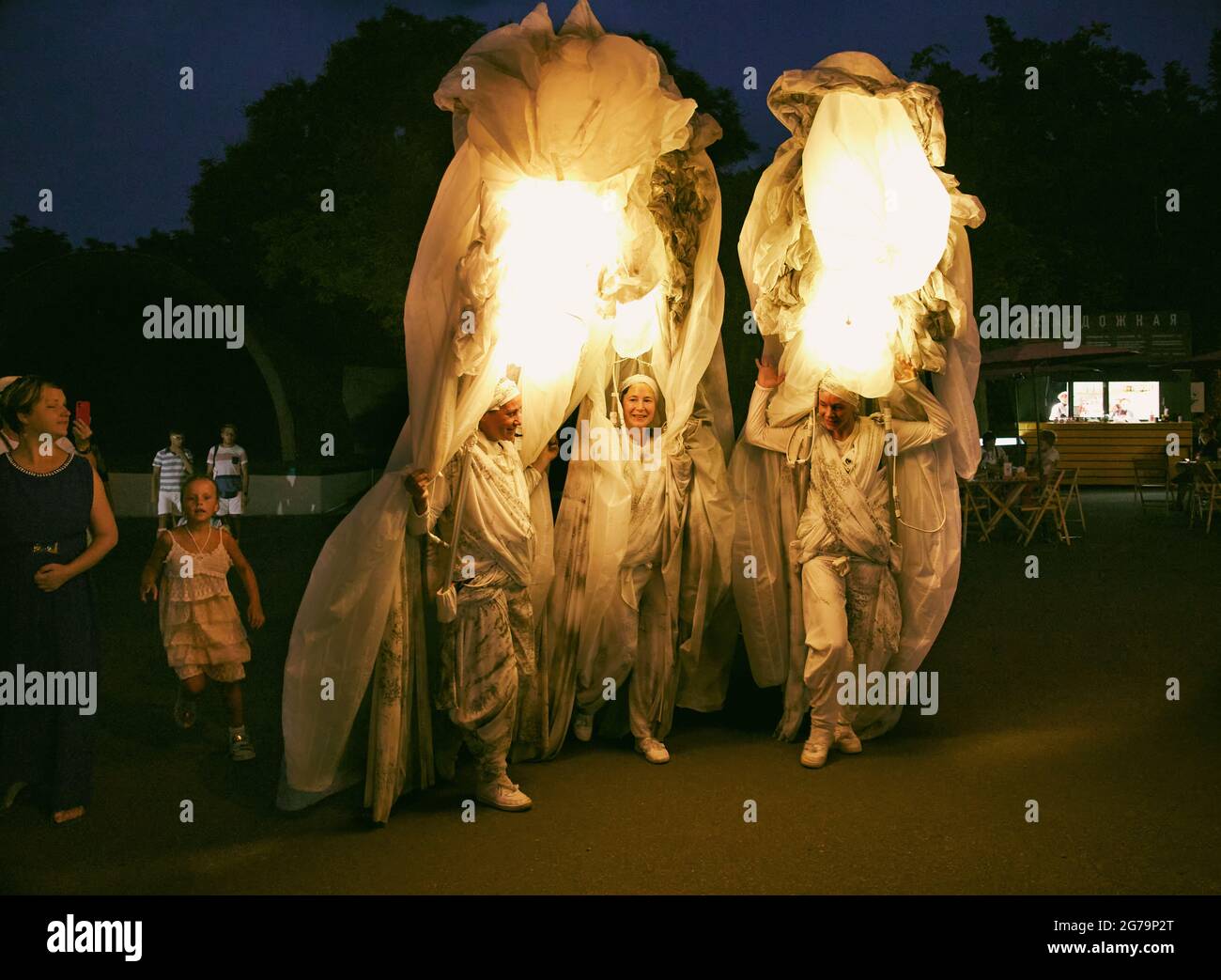 Odessa Ukraine... 11 Juni 2021. „Les Quidams“ aus der Stadt Etrez . Straßenvorstellung des französischen Theaters im Schewtschenko-Park. Odessa Ukraine... 11 Juni 2021. Quelle: Arkadiy Luchak/Alamy Live News Stockfoto