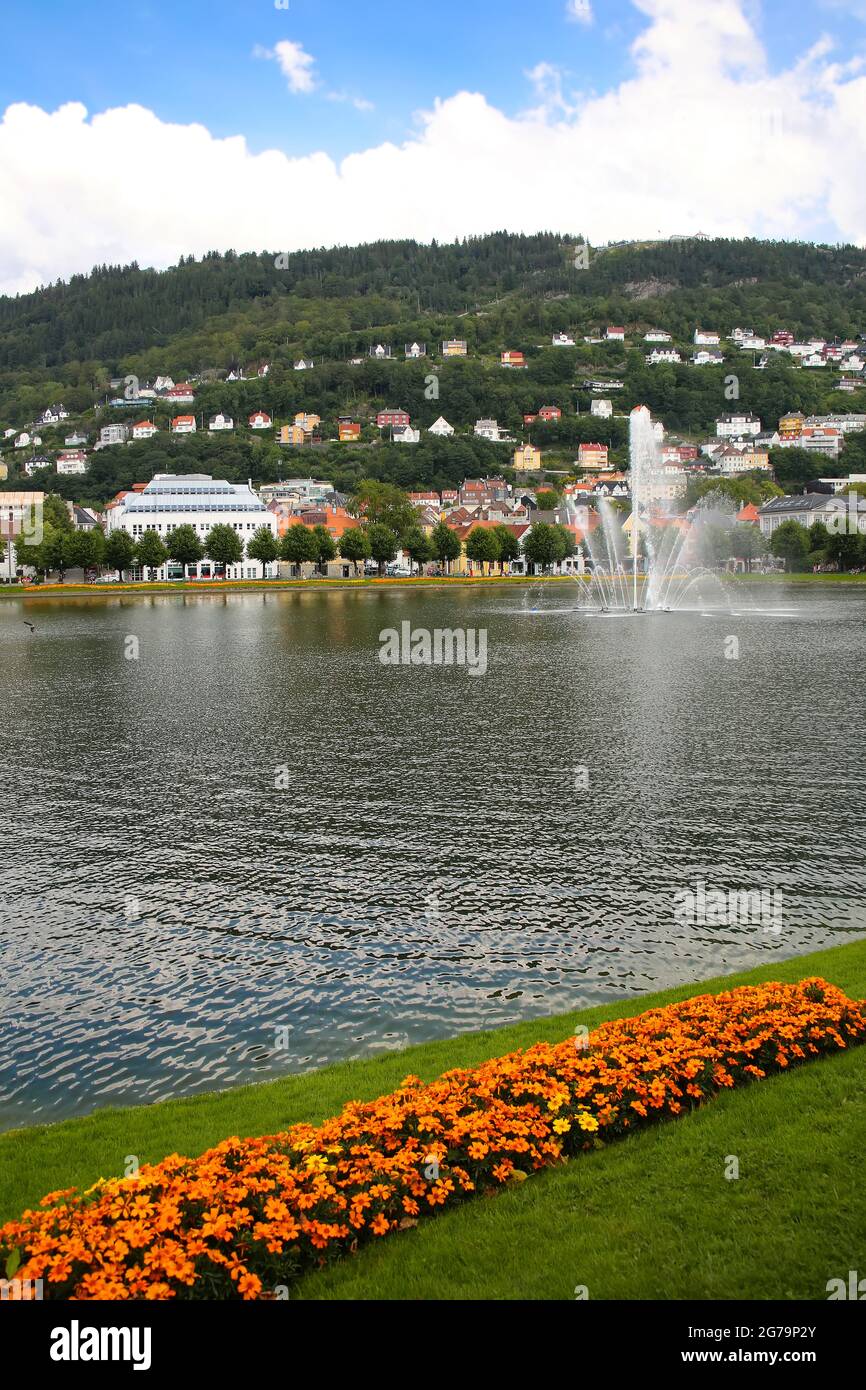Lille Lungegardsvannet See im Stadtzentrum, der von Blumen umgeben ist und mit einem Brunnen in der Mitte. Bergen, Norwegen. Stockfoto