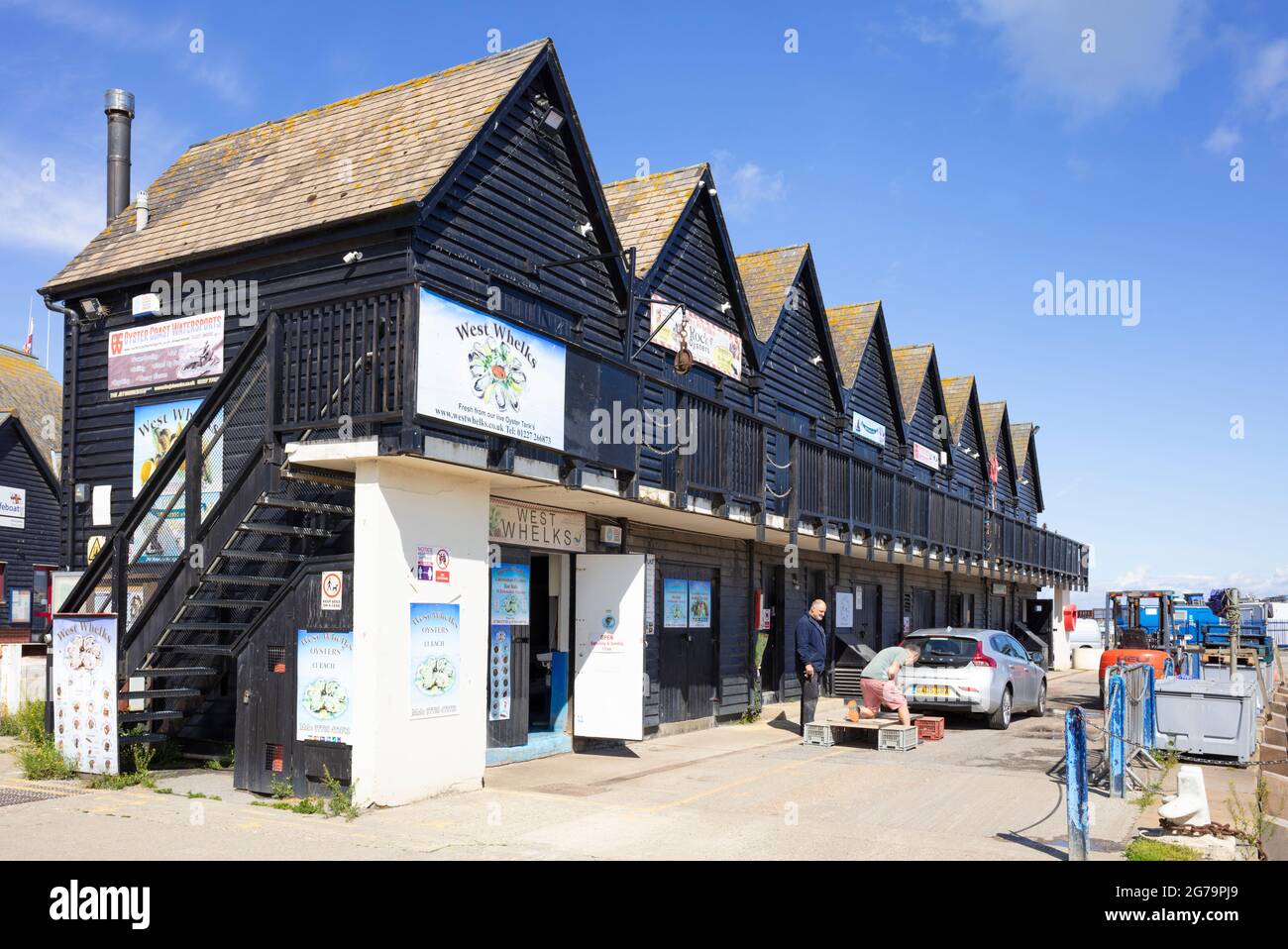 Fischläden in schwarz lackierten Fischerhütten und Austernhütten in Whitstable Harbour Whitstable Kent England GB Europa Stockfoto