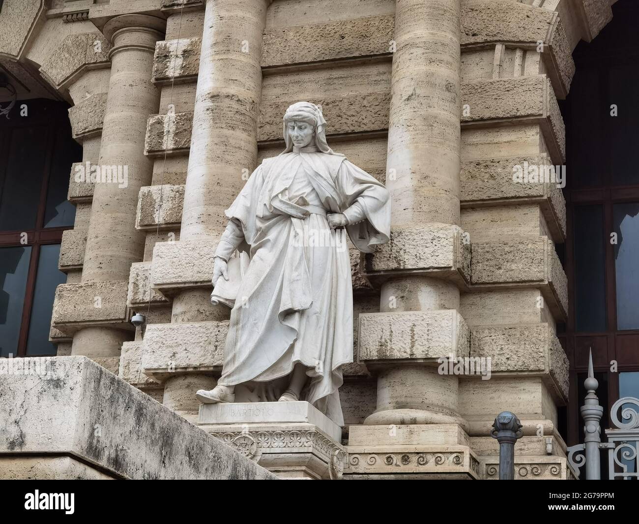 Statue von Bartolo da Sassoferrato, die am Eingang des Palazzo di Giustizia in Rom, bekannt als "il Palazzacio", Sitz des Hofes von Cassatio, aufgestellt wurde Stockfoto