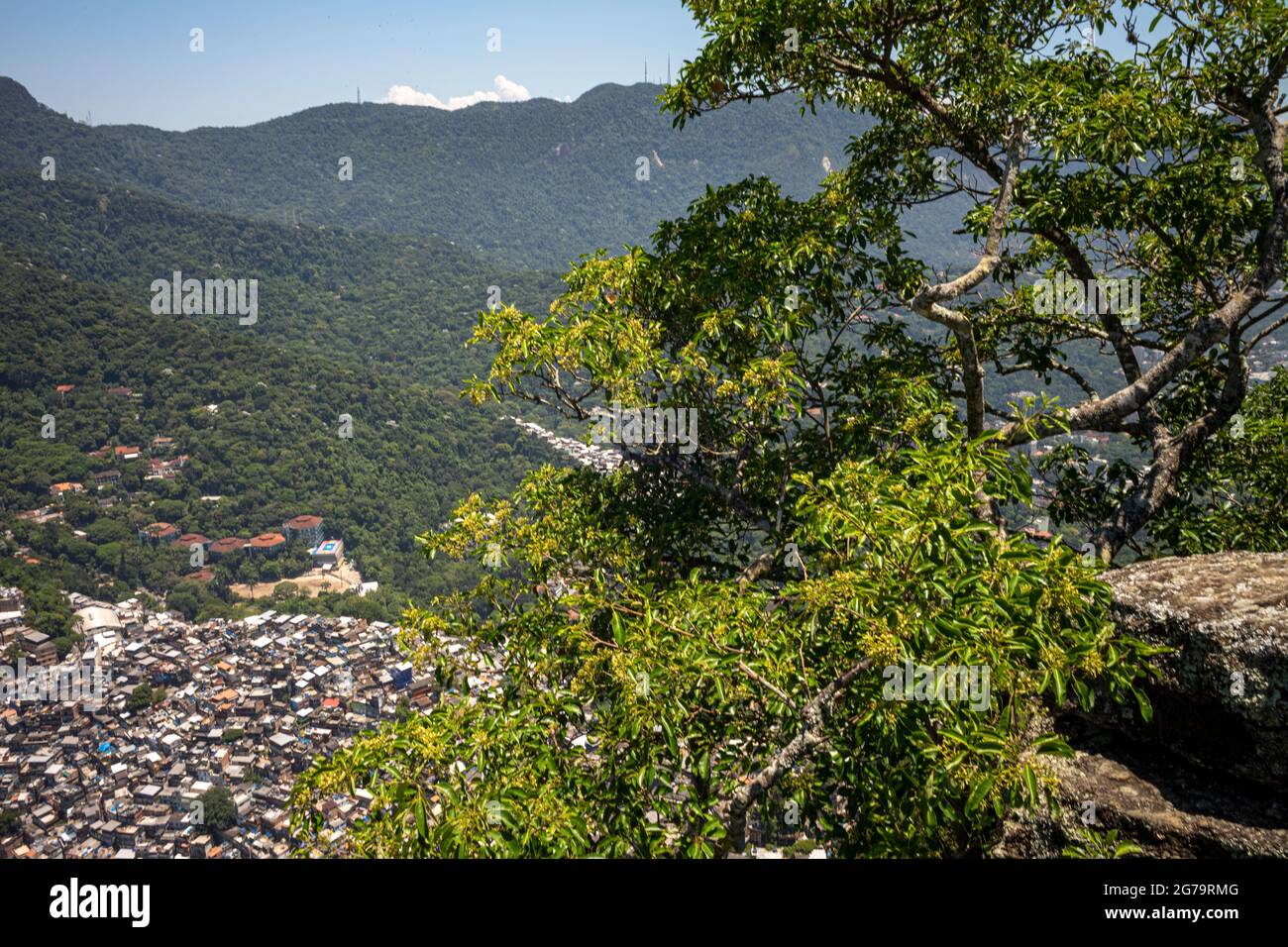 Erhöhter Blick von der Klippe des Hügels zweier Brüder (dos irmaos) mit der leica m10 über die Rocinha Favela - dichtes Slum voller Ziegelhäuser - in Rio de Janeiro, Brasilien, von der Spitze des Dois Irmaos Berges. Stockfoto