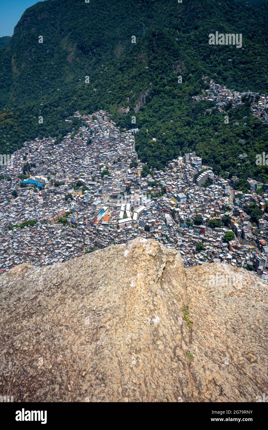 Erhöhter Blick von der Klippe des Hügels zweier Brüder (dos irmaos) mit der leica m10 über die Rocinha Favela - dichtes Slum voller Ziegelhäuser - in Rio de Janeiro, Brasilien, von der Spitze des Dois Irmaos Berges. Stockfoto