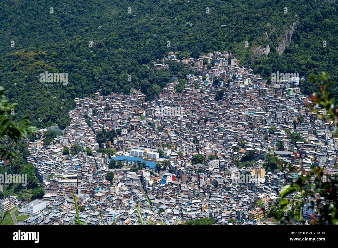 Luftaufnahme von Favela da Rocinha, dem größten Slum Brasiliens auf dem Berg in Rio de Janeiro Stockfoto