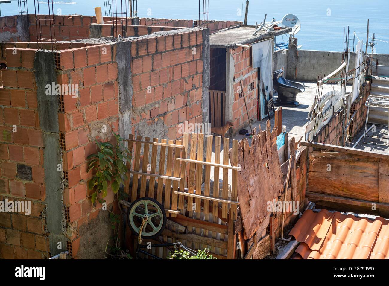 Fragile Wohnbauten der Favela Vidigal in Rio de Janeiro. Nach der Installation von friedlichen Polizeieinheiten wurde Favela ein besserer und sichererer Ort zum Leben. Stockfoto
