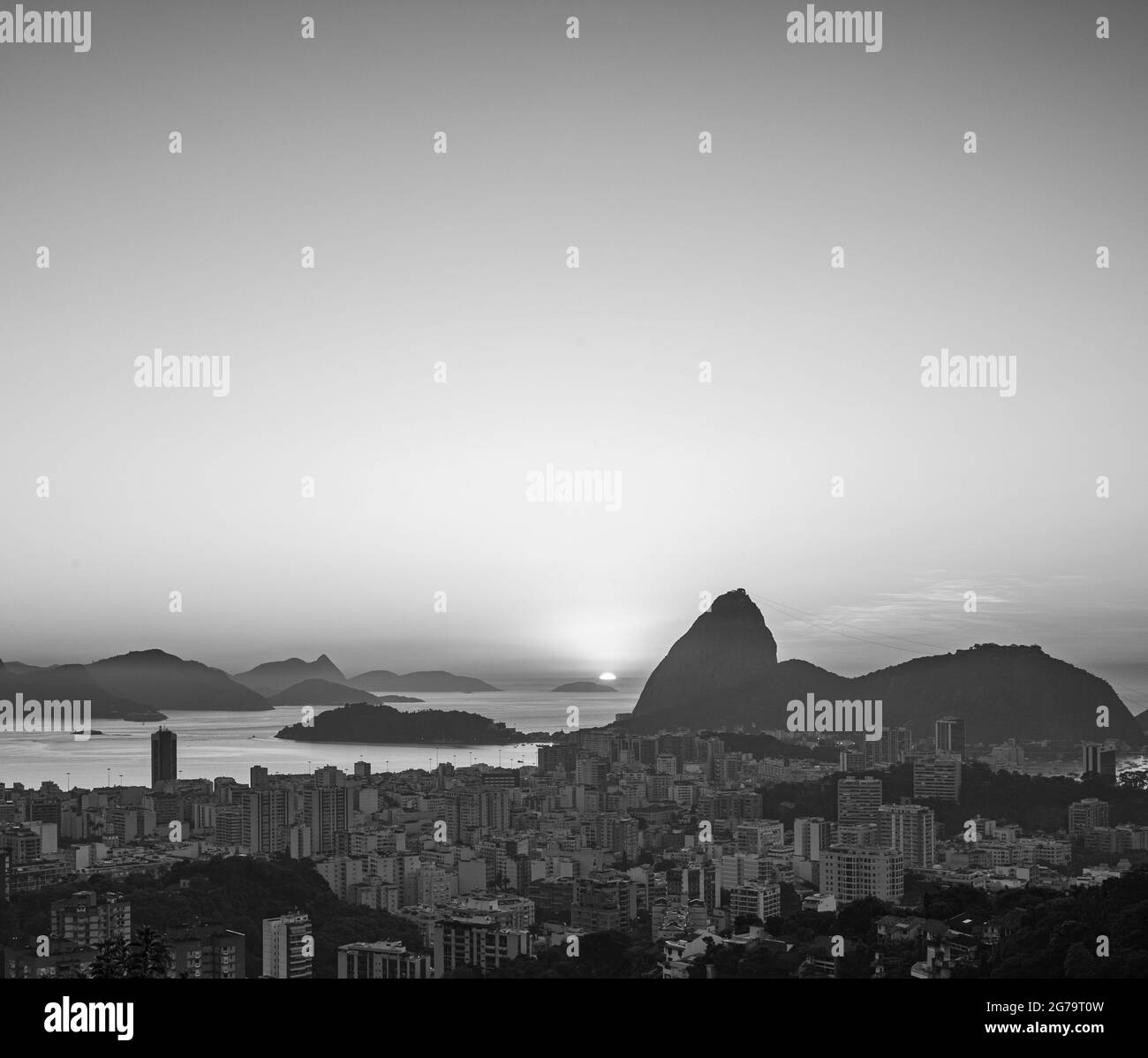 Aufnahme am frühen Morgen beim Sonnenaufgang auf dem Zuckerhut und Botafogo in Rio de Janeiro, Brasilien Stockfoto