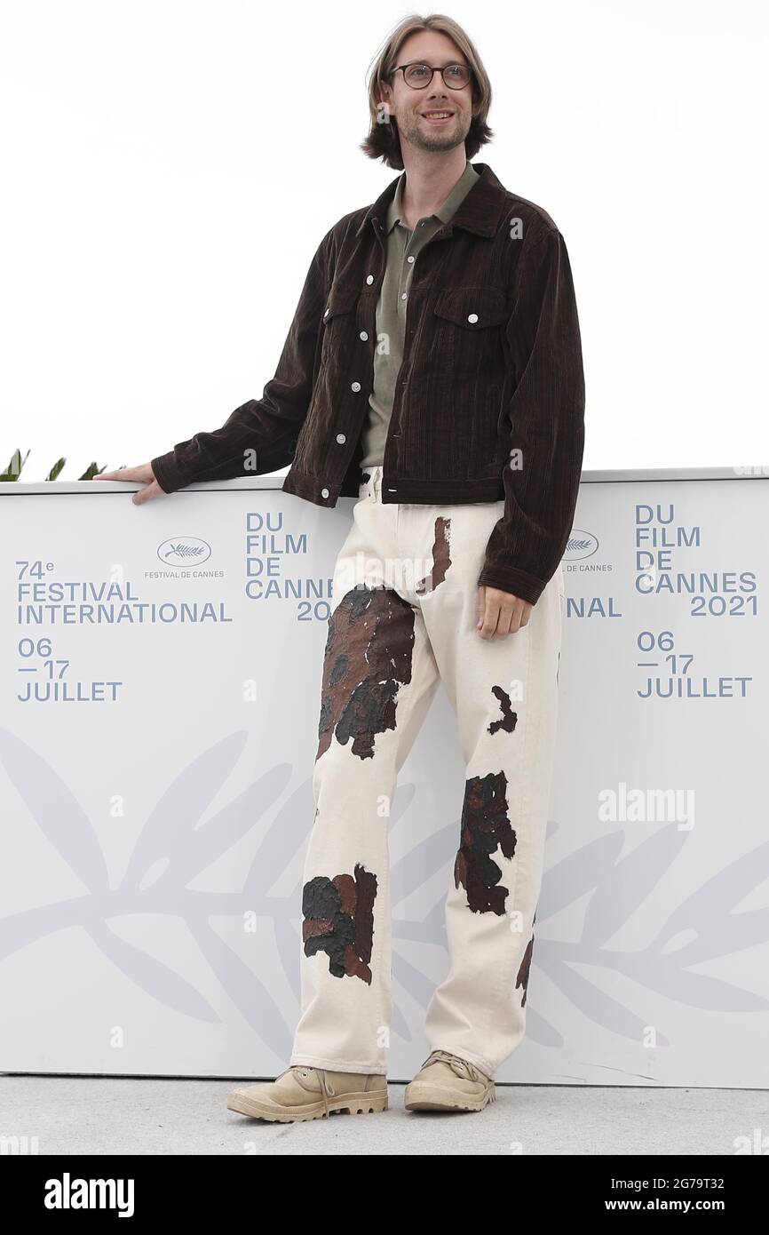 (210712) -- CANNES, 12. Juli 2021 (Xinhua) -- Darsteller Hampus Nordenson posiert während der Fotoaufnahme für den Film „Bergman Island“ beim 74. Jährlichen Filmfestival in Cannes, Frankreich, 12. Juli 2021. (Xinhua) Stockfoto