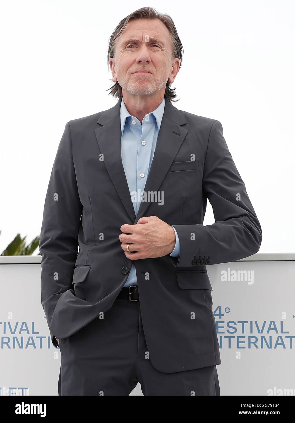 (210712) -- CANNES, 12. Juli 2021 (Xinhua) -- Schauspieler Tim Roth posiert während der Fotoaufnahme für den Film „Bergman Island“ beim 74. Jährlichen Filmfestival in Cannes, Frankreich, 12. Juli 2021. (Xinhua) Stockfoto