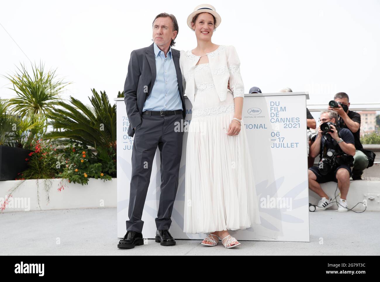 (210712) -- CANNES, 12. Juli 2021 (Xinhua) -- der Schauspieler Tim Roth und die Schauspielerin Vicky Krieps posieren während der Fotoaufnahme für den Film „Bergman Island“ beim 74. Jährlichen Filmfestival in Cannes, Frankreich, 12. Juli 2021. (Xinhua) Stockfoto