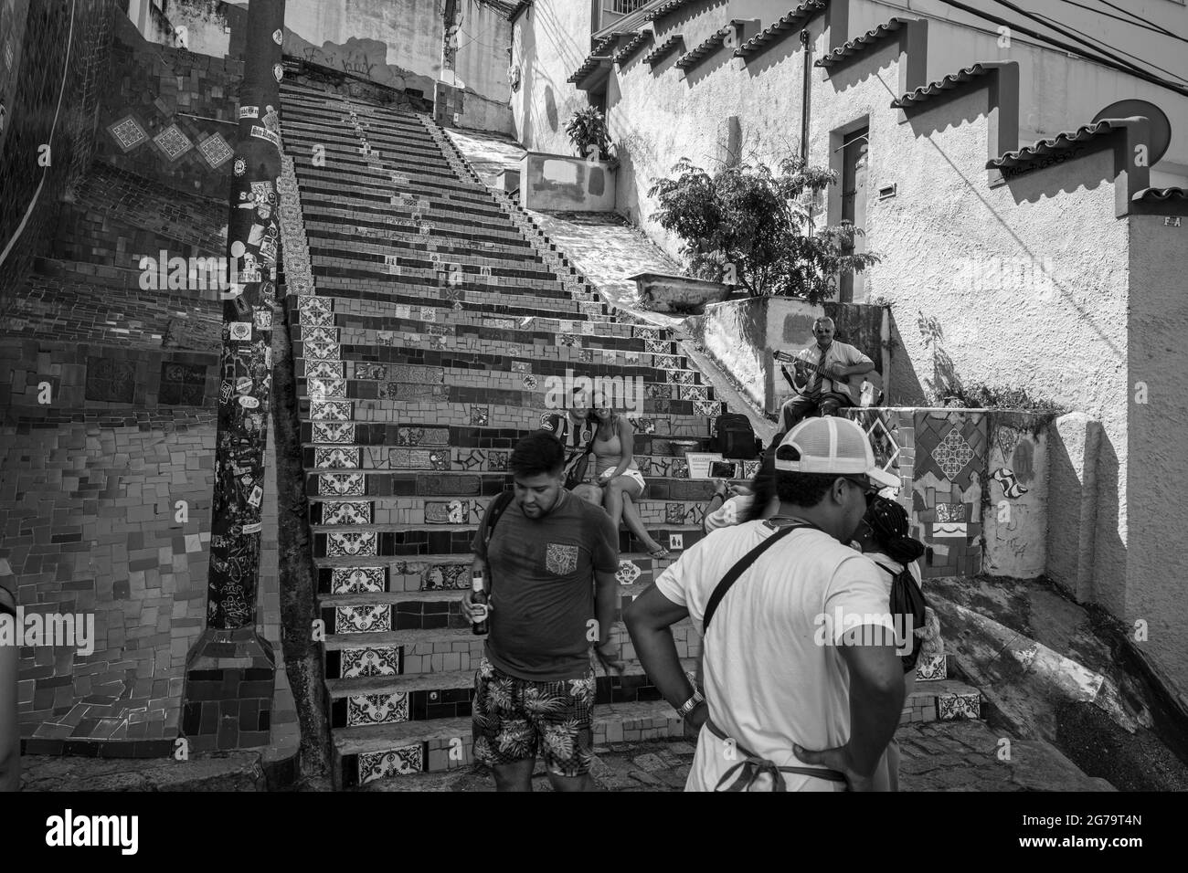 Die Selaron-Stufen (oder Lapa-Stufen), die mit bunten Fliesen aus der ganzen Welt bedeckt sind, sind eine der wichtigsten Touristenattraktionen in Rio de Janeiro. Stockfoto