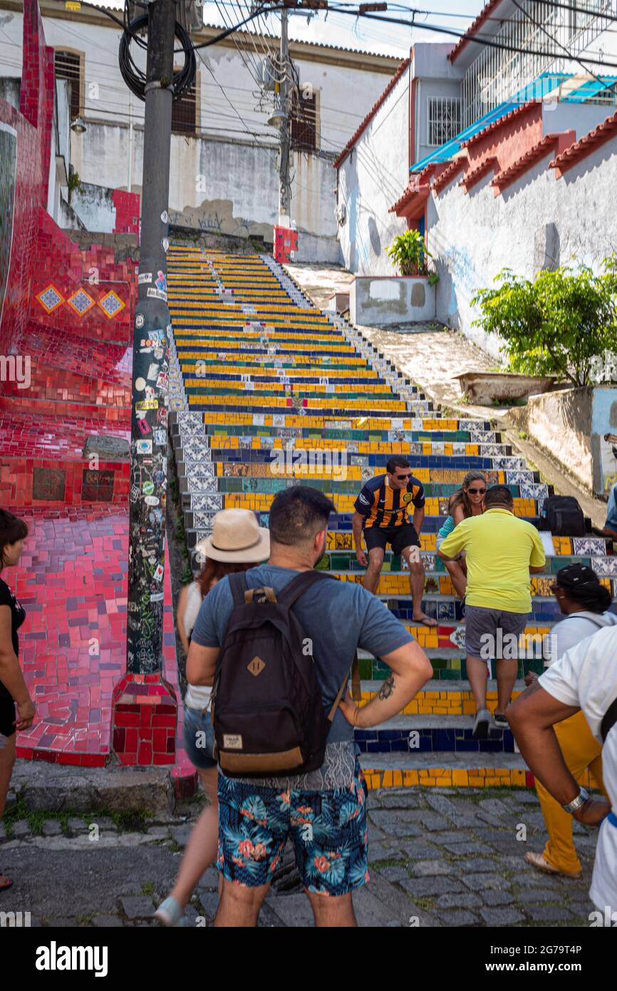 Die Selaron-Stufen (oder Lapa-Stufen), die mit bunten Fliesen aus der ganzen Welt bedeckt sind, sind eine der wichtigsten Touristenattraktionen in Rio de Janeiro. Stockfoto