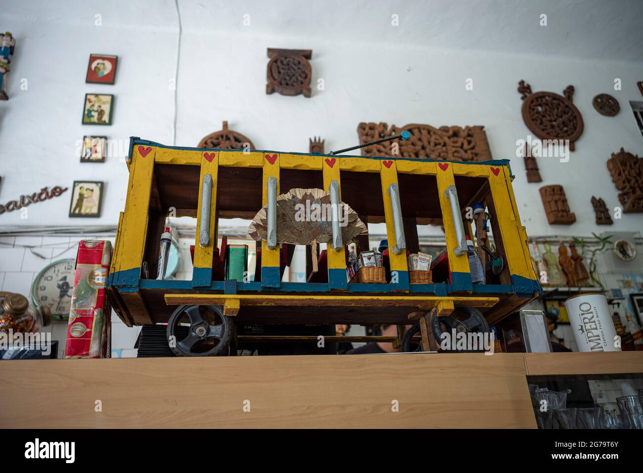 Genießen Sie einen Kaffee in einer der traditionellen Bars in Santa Teresa, Rio de Janeiro Stockfoto