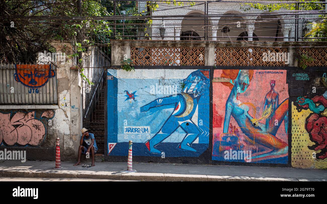Graffiti-Wandmalereien säumen die Straßen und Hintergassen von Rio de Janeiro, insbesondere in den Vierteln Santa Teresa und Lapa. Stockfoto