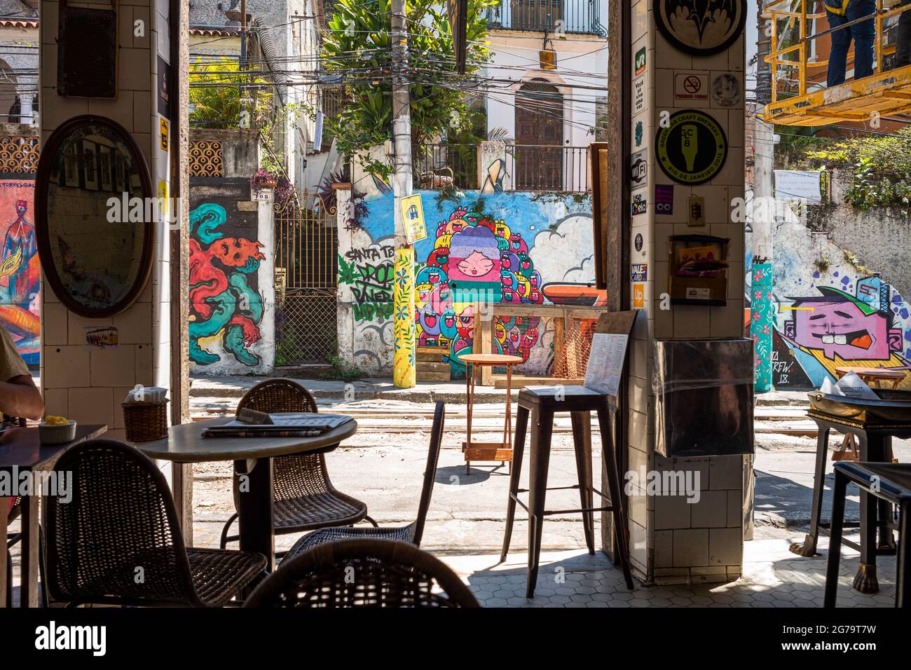 Genießen Sie einen Kaffee in einer der traditionellen Bars in Santa Teresa, Rio de Janeiro Stockfoto