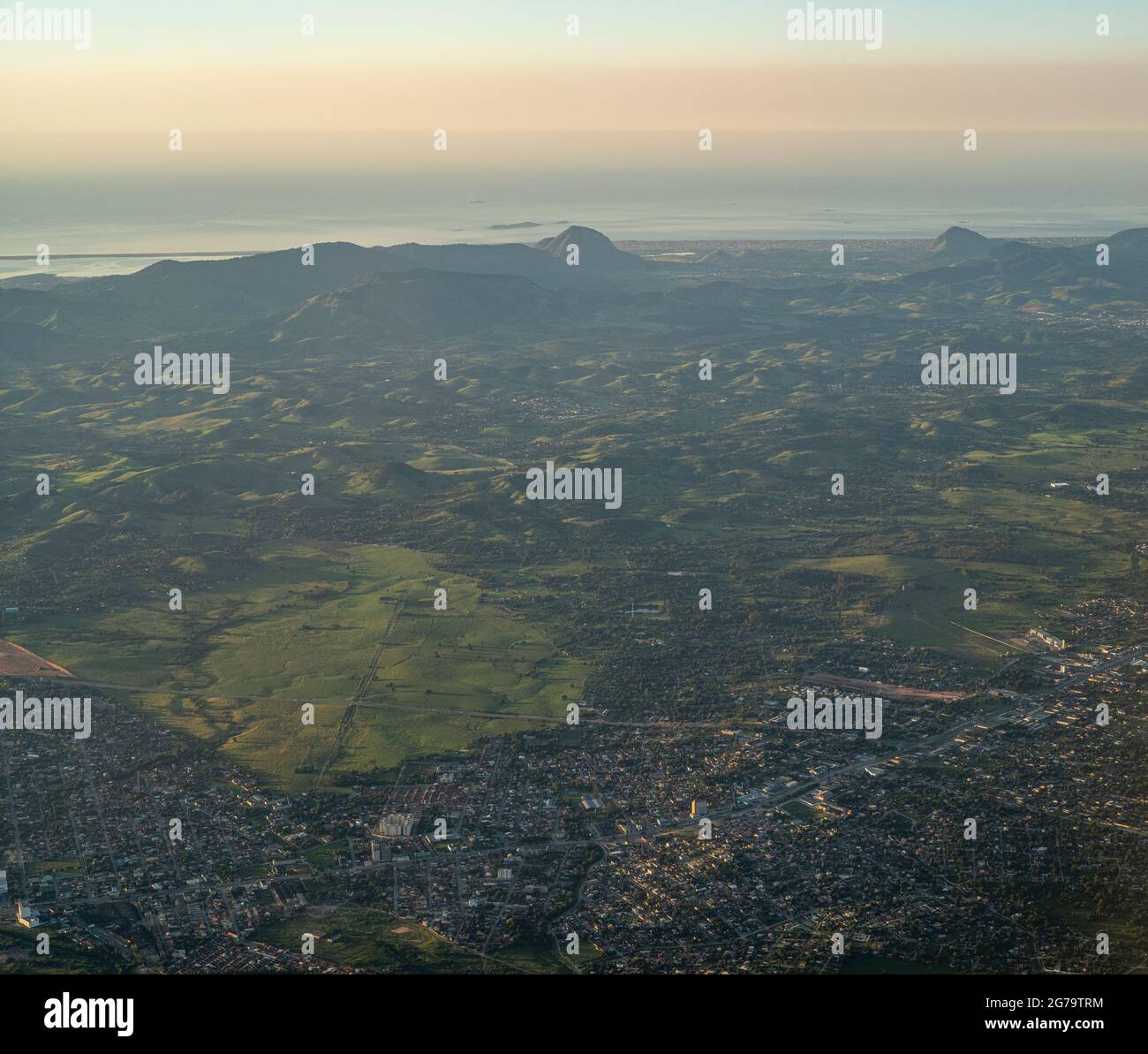 Hoch über Rio de Janeiro - Aufnahme aus dem Flugzeug in Richtung Galeao International Airport (Aeroporto Internacional Tom Jobim) Stockfoto