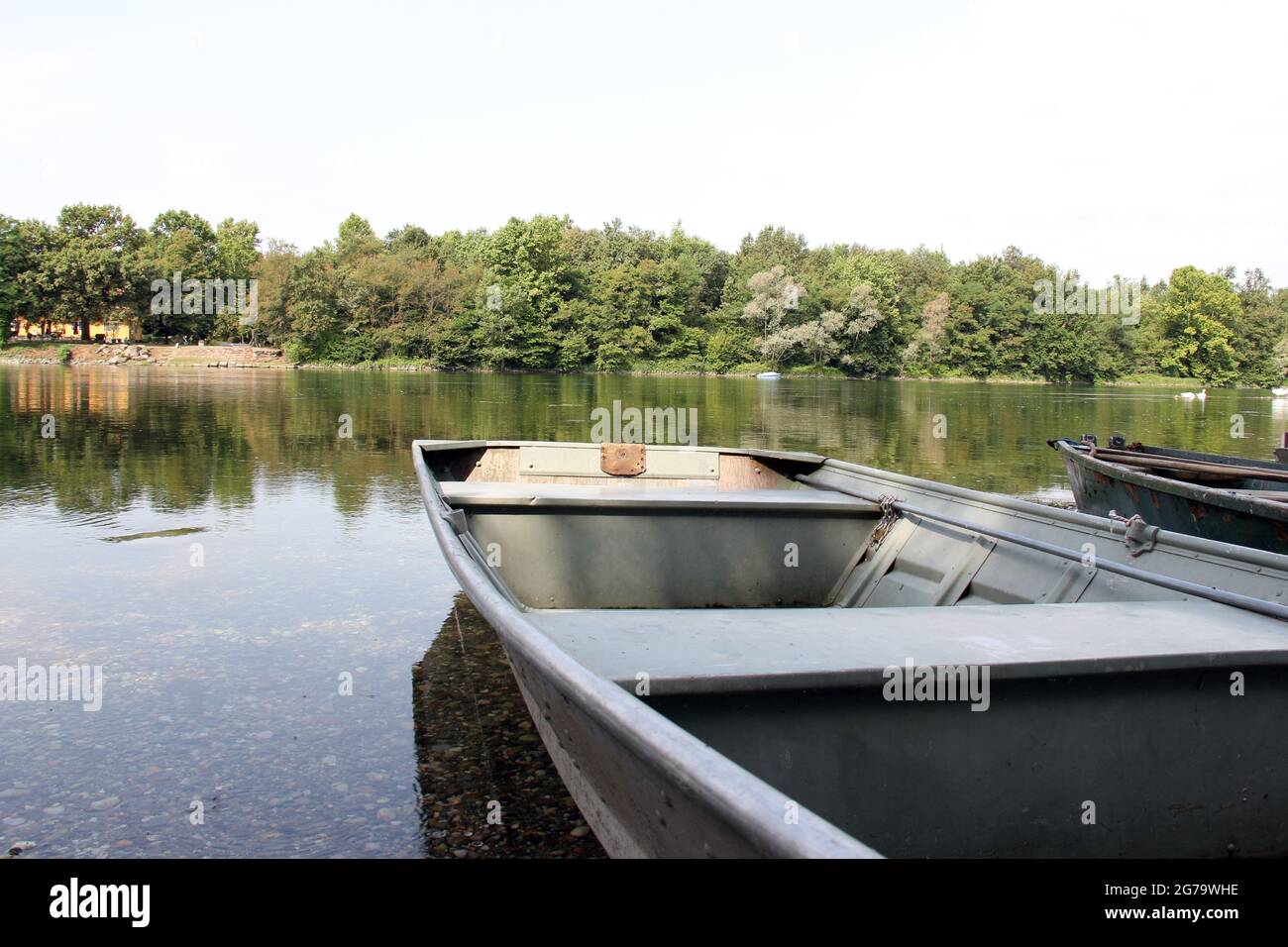Fischerboot auf dem Fluss Norditalien Stockfoto