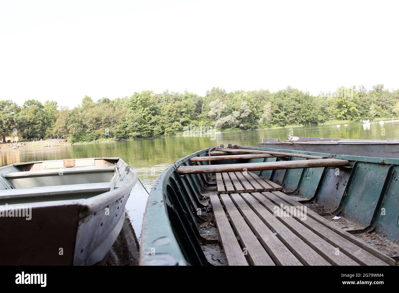 Fischerboot auf dem Fluss Norditalien Stockfoto