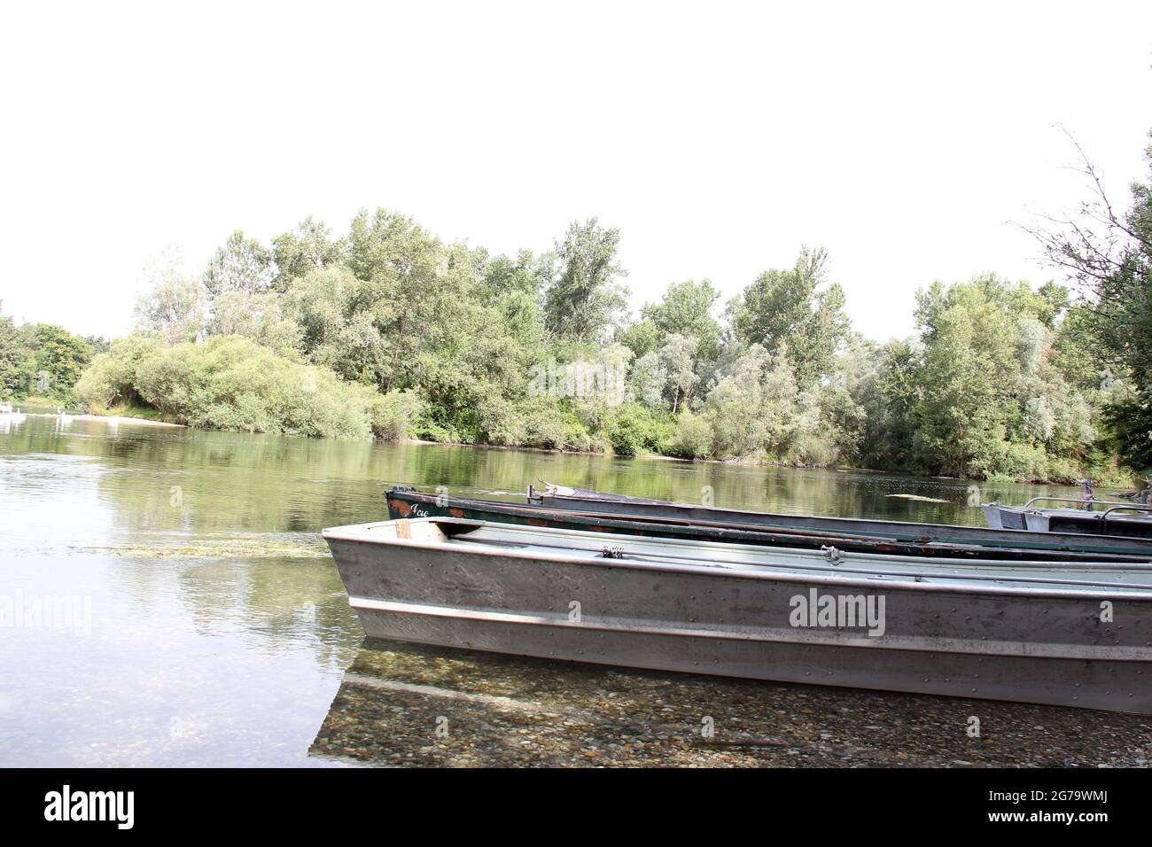 Fischerboot auf dem Fluss Norditalien Stockfoto