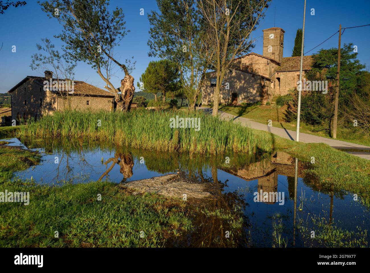 Sonnenaufgang in Santa Creu de Jutglar, wo einer der Wanderpfade in Lluçanès verläuft (Osona, Barcelona, Katalonien, Spanien) Stockfoto