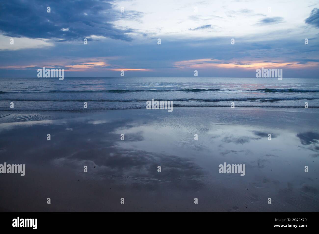 Spiegelung des Abendhimmels im Golf von Thailand am White Sand Beach auf Koh Chang, Ko Chnag, Thailand. Stockfoto