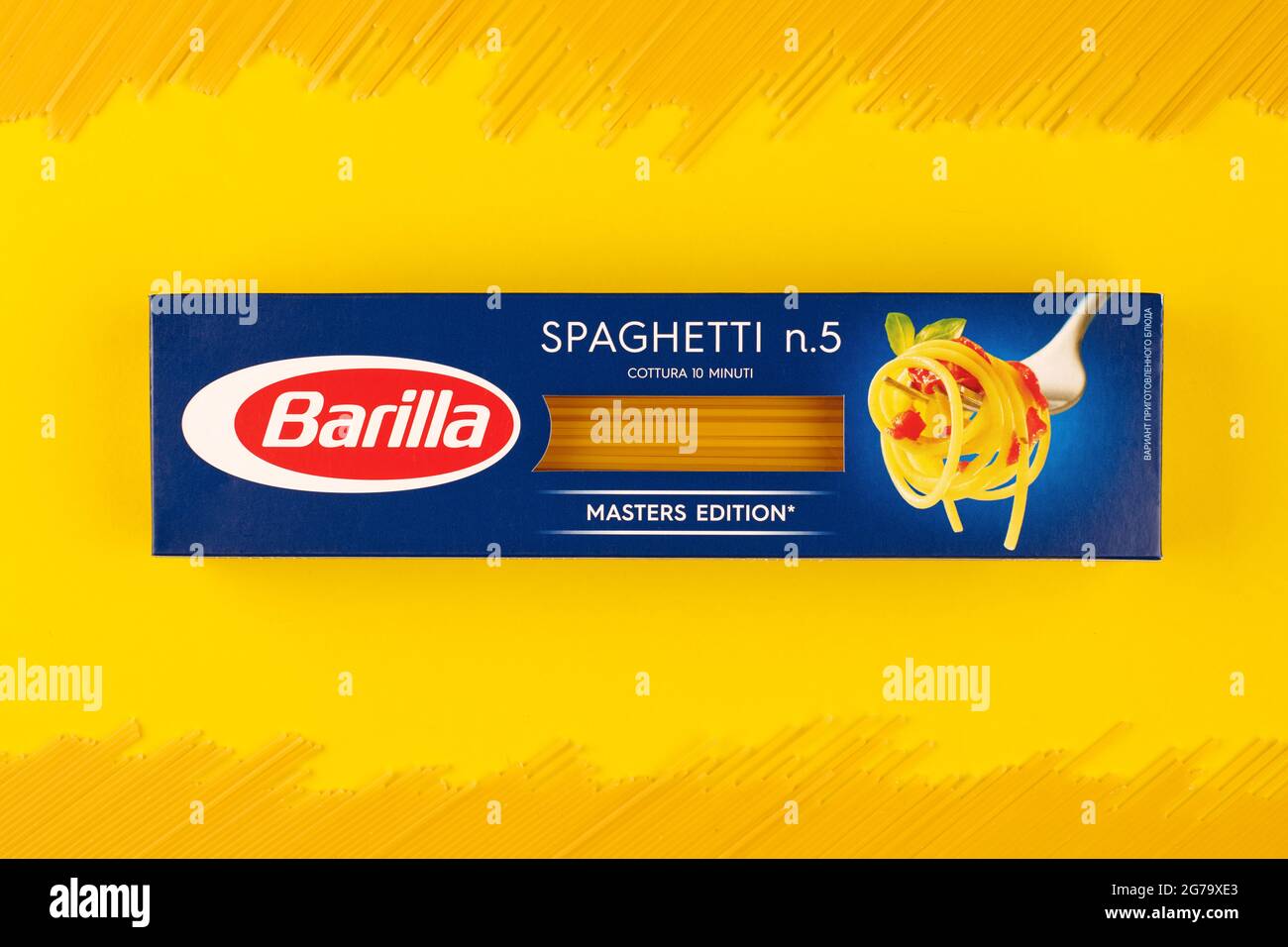 KÖNIGSBERG, RUSSLAND - 03.27.2021 - Barilla-Spaghetti-Päckchen, gelber Hintergrund. Spaghetti n.5 Master Edition. Abgepackte italienische Pasta. Stockfoto