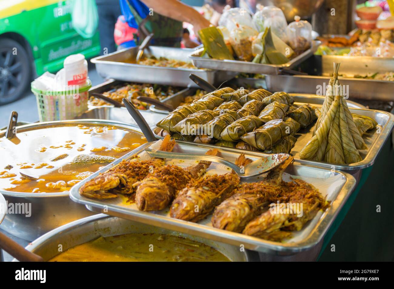 Thailändische Spezialitäten, Snacks auf einem Lebensmittelmarkt in Bangkok, der Hauptstadt Thailands. Stockfoto