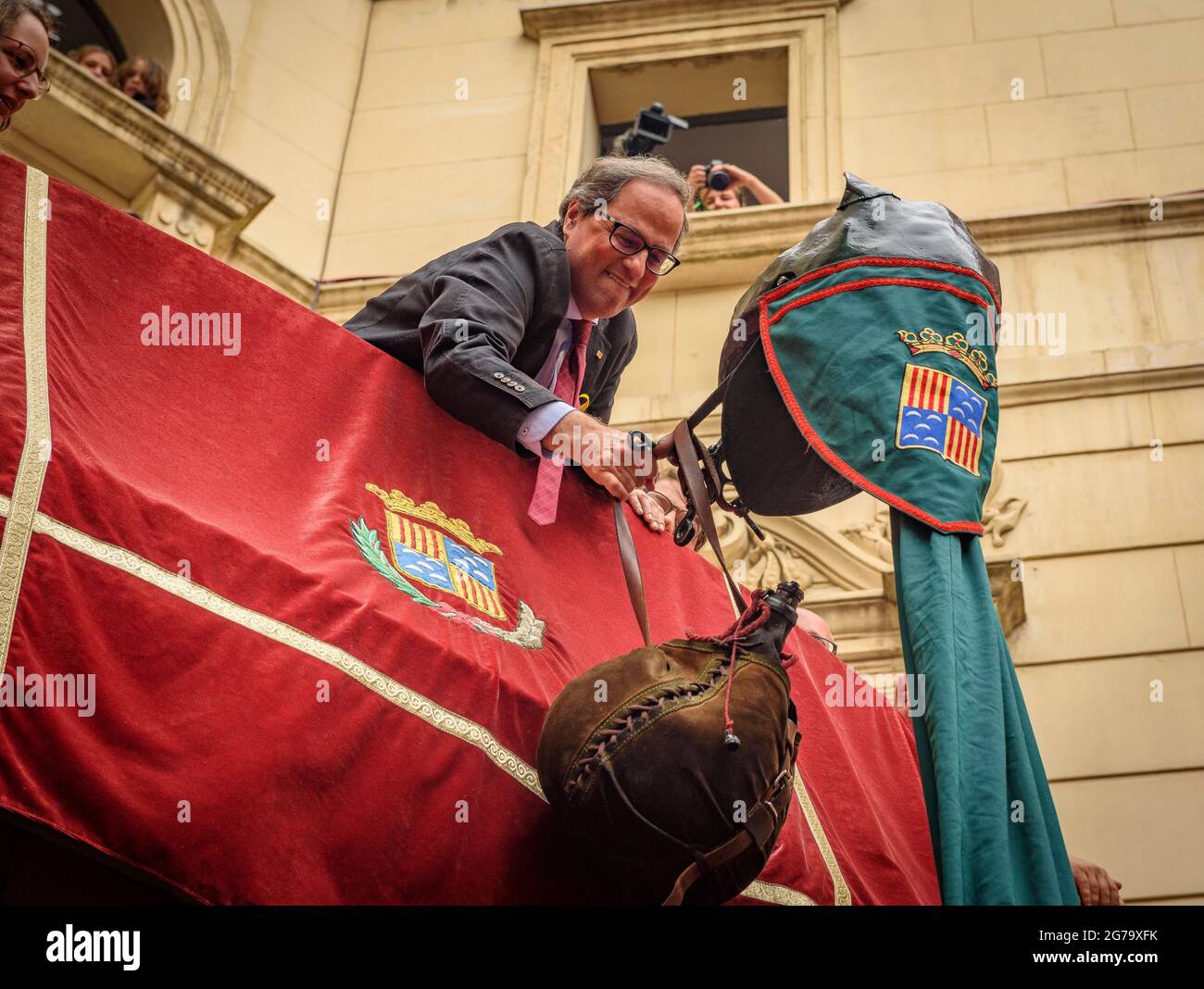 Der Guita Grosa (großer Drache), der während des Patum de Berga (Spanien) den Weinschlauch zum Präsidenten der katalanischen Generalitat Quim Torra trägt Stockfoto