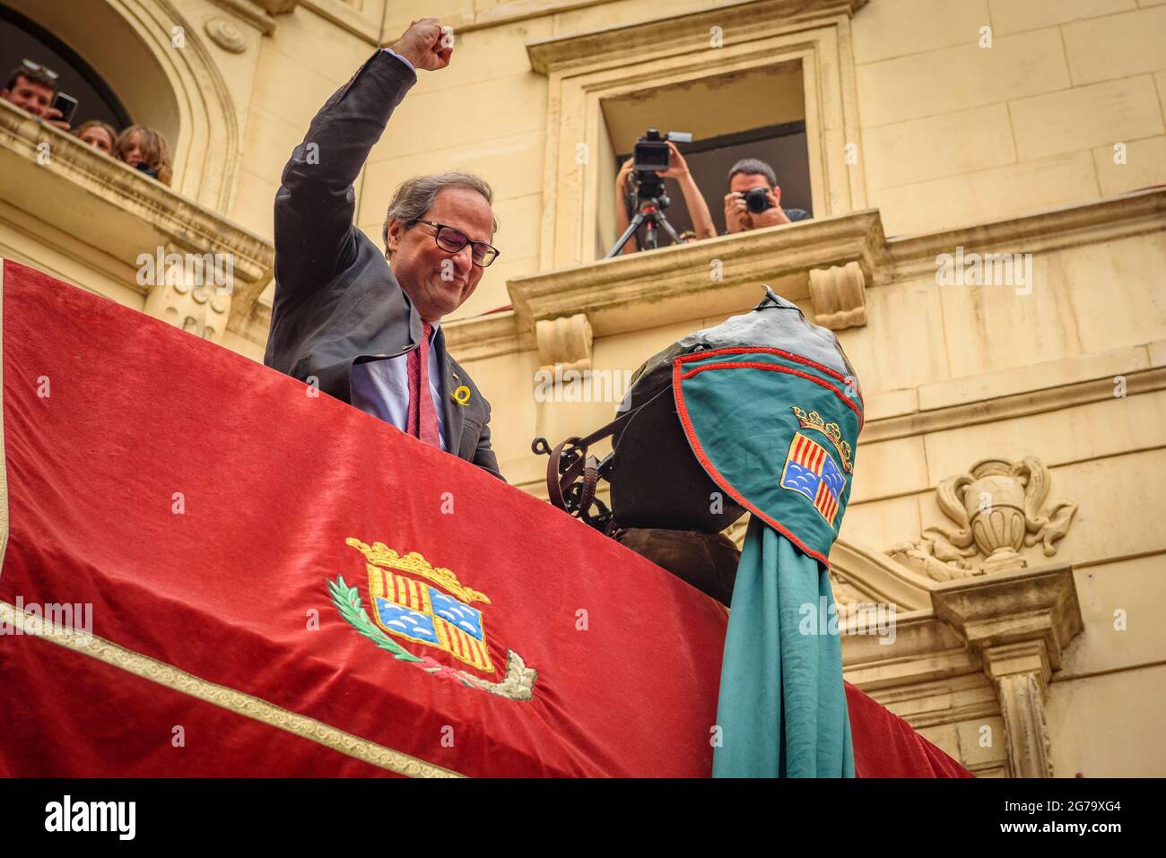 Der Guita Grosa (großer Drache), der während des Patum de Berga (Spanien) den Weinschlauch zum Präsidenten der katalanischen Generalitat Quim Torra trägt Stockfoto