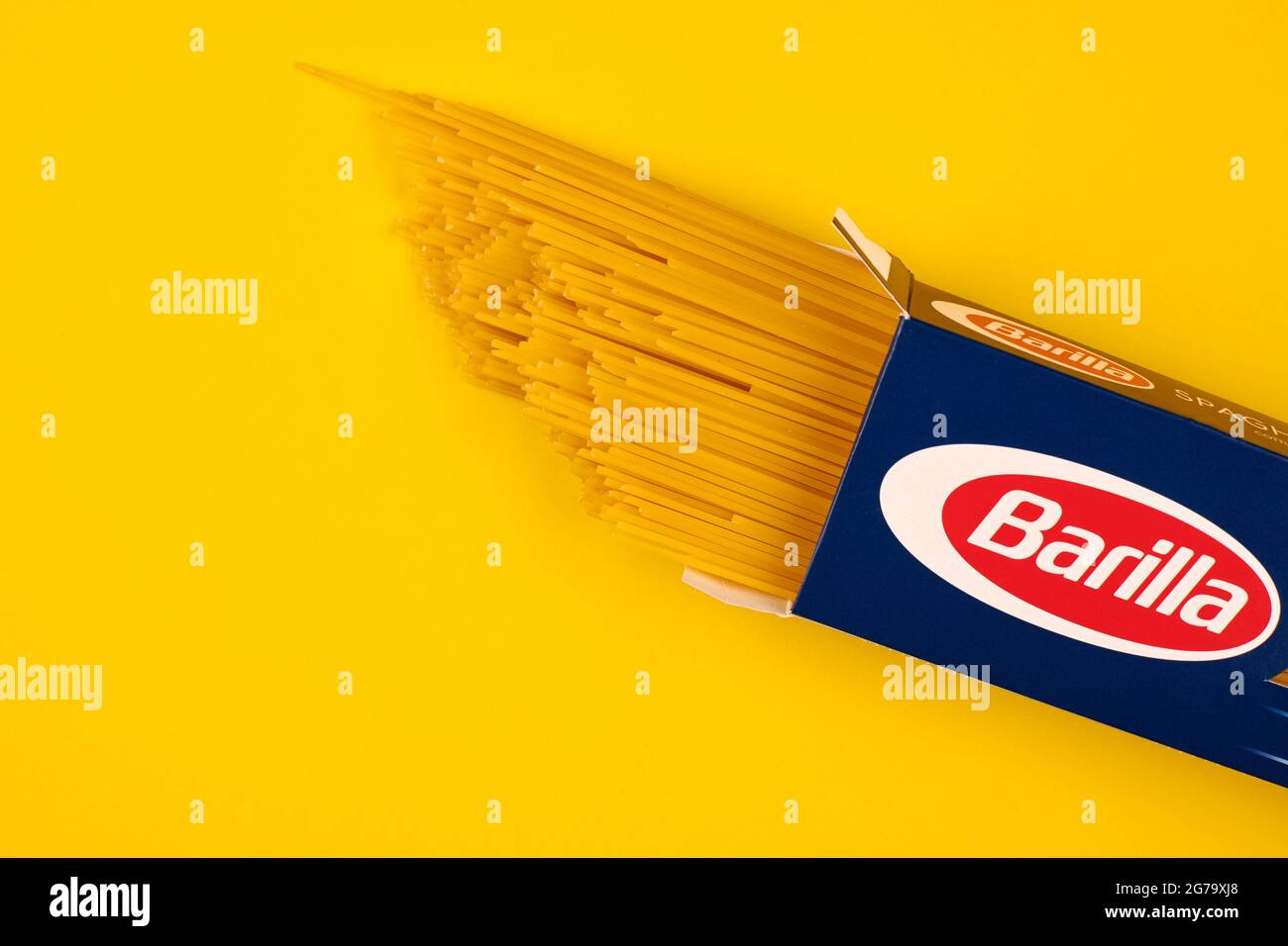 KÖNIGSBERG, RUSSLAND - 03.27.2021 - Barilla-Spaghetti-Päckchen, gelber Hintergrund. Spaghetti n.5 Master Edition. Abgepackte italienische Pasta. Stockfoto