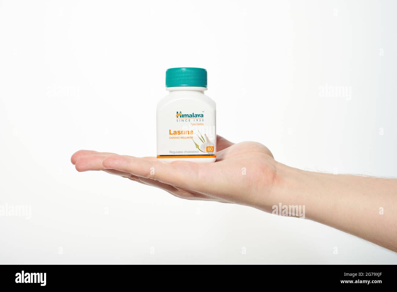 KÖNIGSBERG, RUSSLAND - 03.07.2020 - Himalaya Lasuna ayurvedisches Nahrungsergänzungsmittel für niedrigere Blutfettwerte für die Cholesterinbiosynthese. Isoliert wh Stockfoto