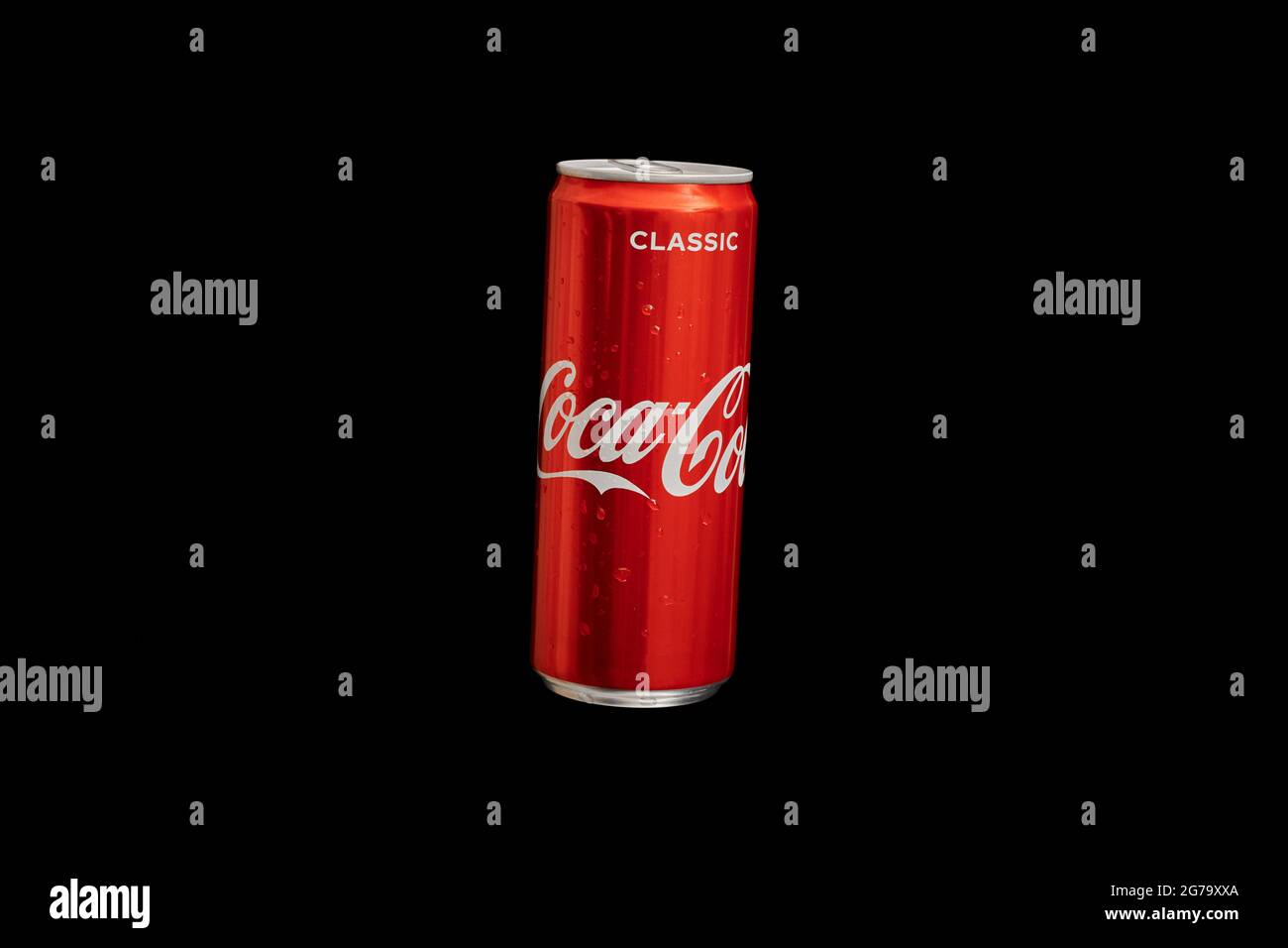 KÖNIGSBERG, RUSSLAND - 13. MÄRZ 2021 - Coca-Cola-Dose, schwarzer  Hintergrund. Klassisches Cola-Glas, kohlensäurehaltiges  Erfrischungsgetränk. Hergestellt von der Coca-Cola Company Stockfotografie  - Alamy