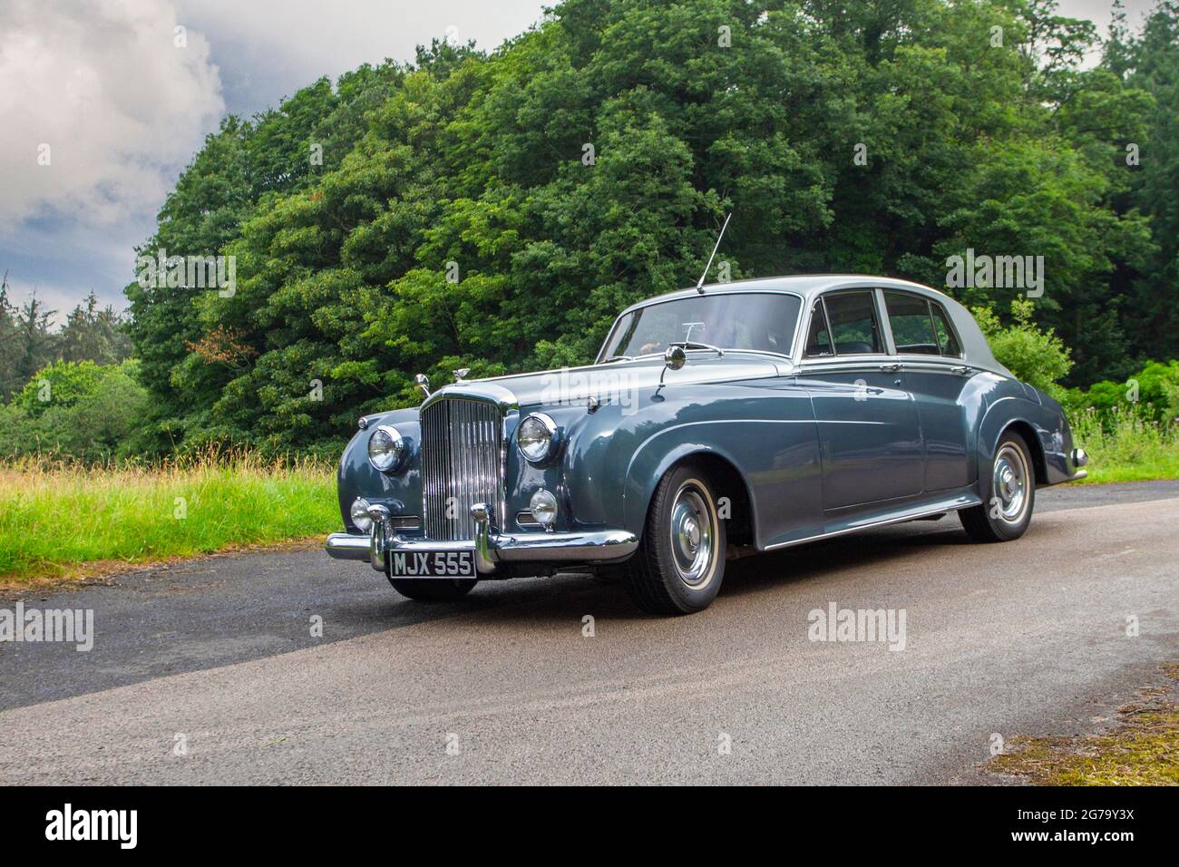 1960 60s grey blue Bentley 6230cc petrol luxury British Limousine unterwegs KLMC The Cars The Star Show in Holker Hall & Gardens, Grange-over-Sands, Großbritannien Stockfoto