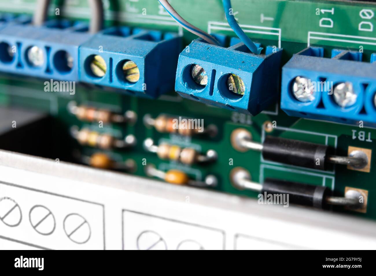 Klemmenblöcke für die Übertragung von IO-Signalen. Nahaufnahme. Selektiver Fokus auf einen Block mit unscharf fokussieren Festplatte. Auch als elektrische Blöcke bezeichnet. Stockfoto