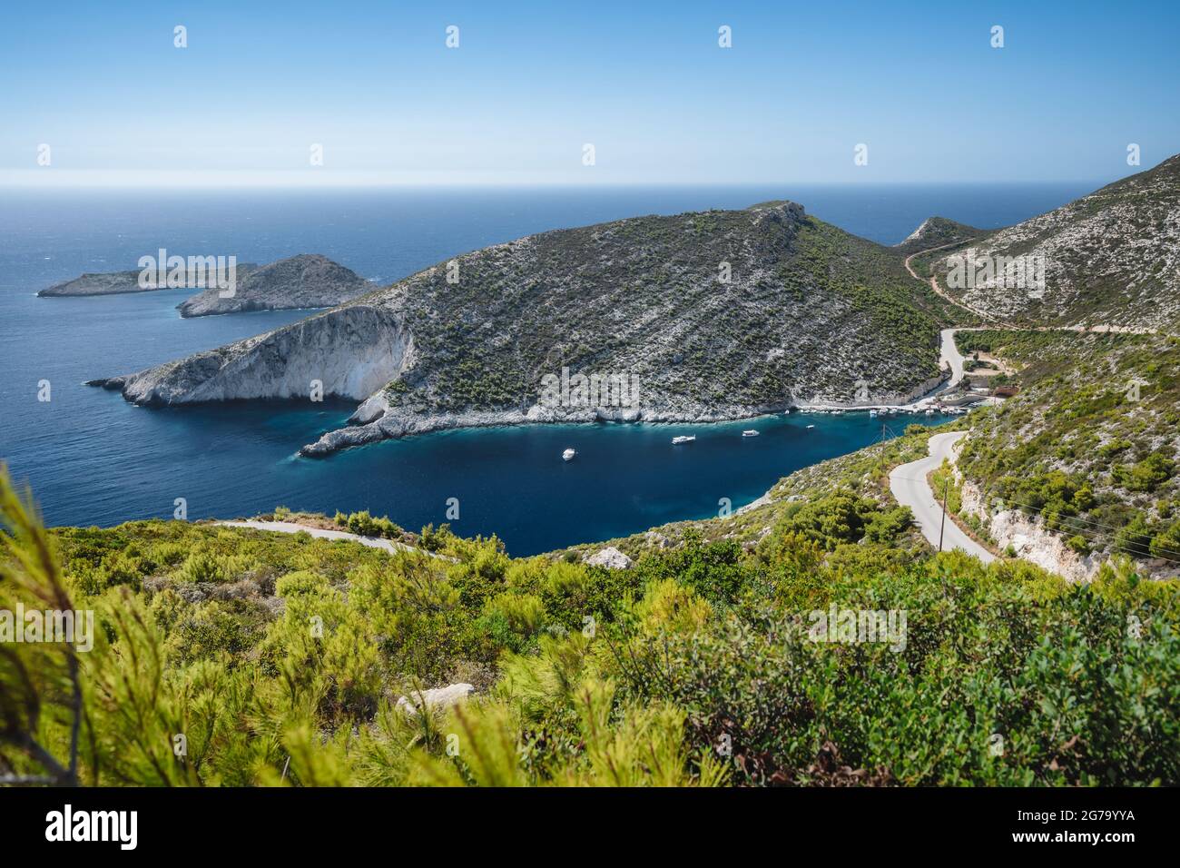 Porto Vromi. Ionische Meeresbucht mit verankerten und verankerten Booten. Sehenswürdigkeiten auf der Insel Zakynthos. Griechenland Stockfoto