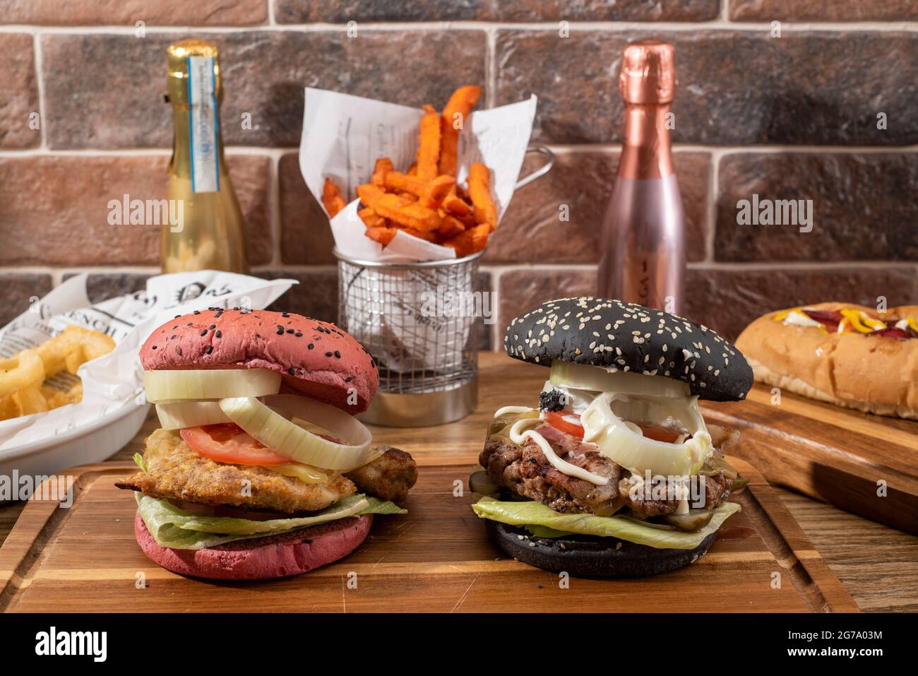 Sheffield, Großbritannien : 9 Oct 2017 : amerikanische Küche - handgemachte Burger, Hotdog- und Zwiebelringe im Wagon 1871, Leadmill Road Stockfoto