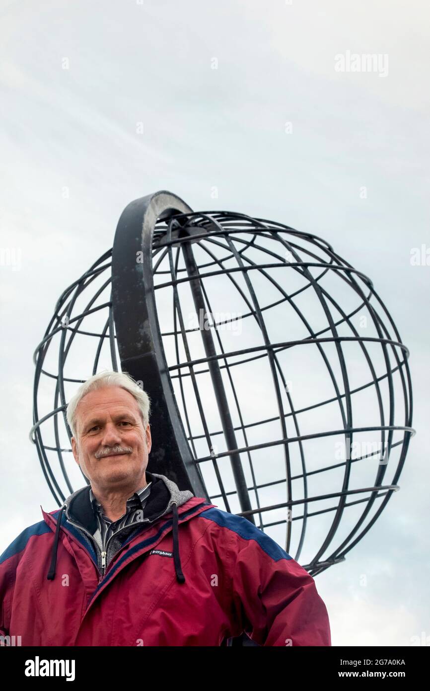 Globe, Nordkapp, Mann, Finnmark, Norwegen Stockfoto