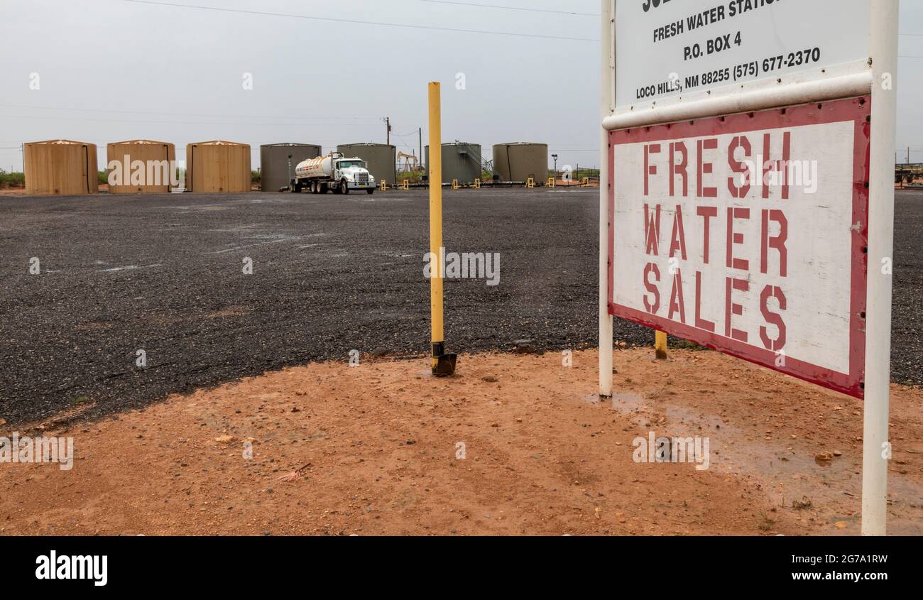Loco Hills, New Mexico - auch wenn sich New Mexico mitten in extremer Dürre befindet, wird Süßwasser für die Ölförderung im Permian Basin verkauft. Fracking, Stockfoto