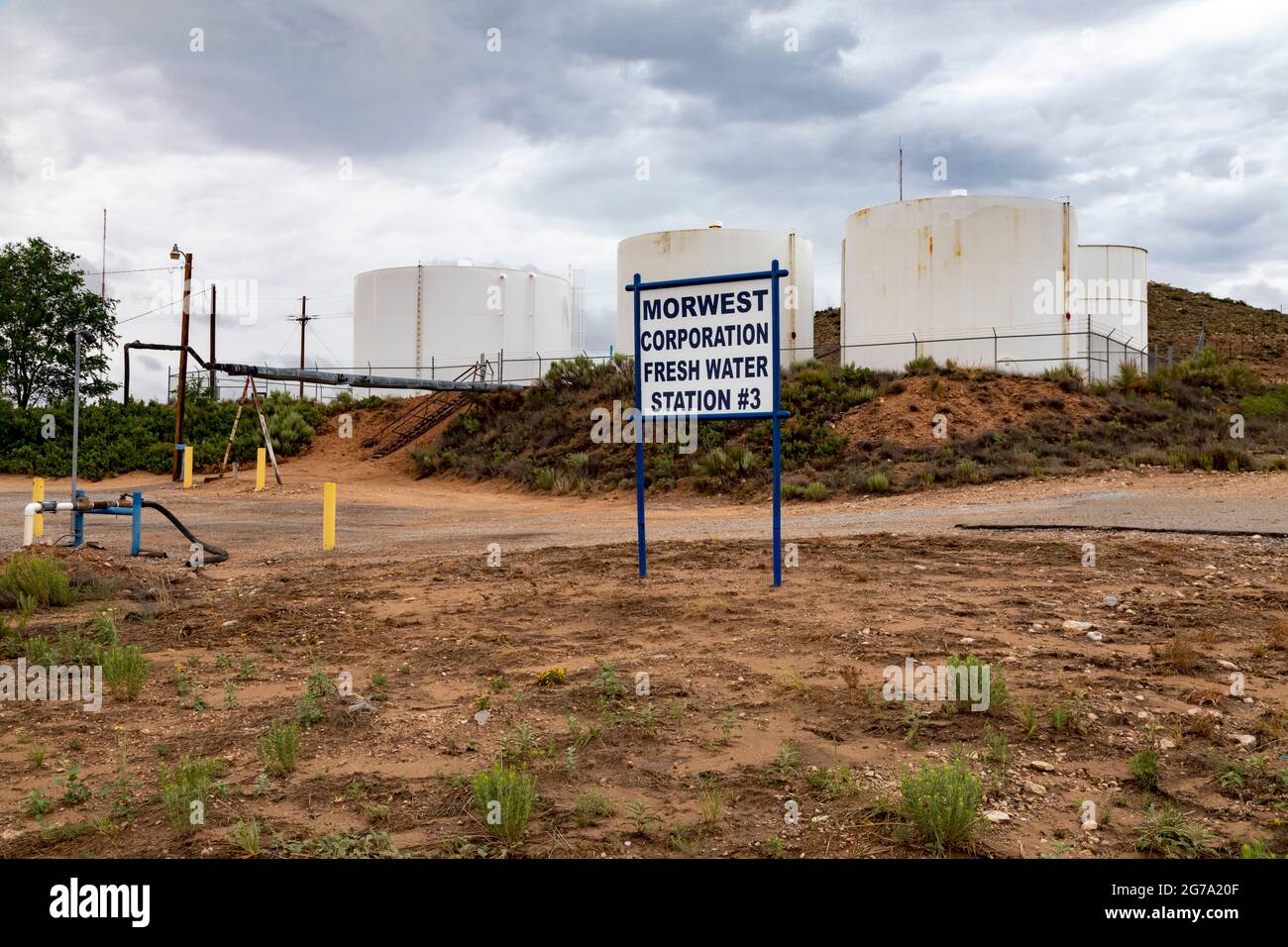 Maljamar, New Mexico - auch wenn sich New Mexico inmitten extremer Dürre befindet, wird Süßwasser für die Ölförderung im Permian Basin verkauft. Fracking, es Stockfoto