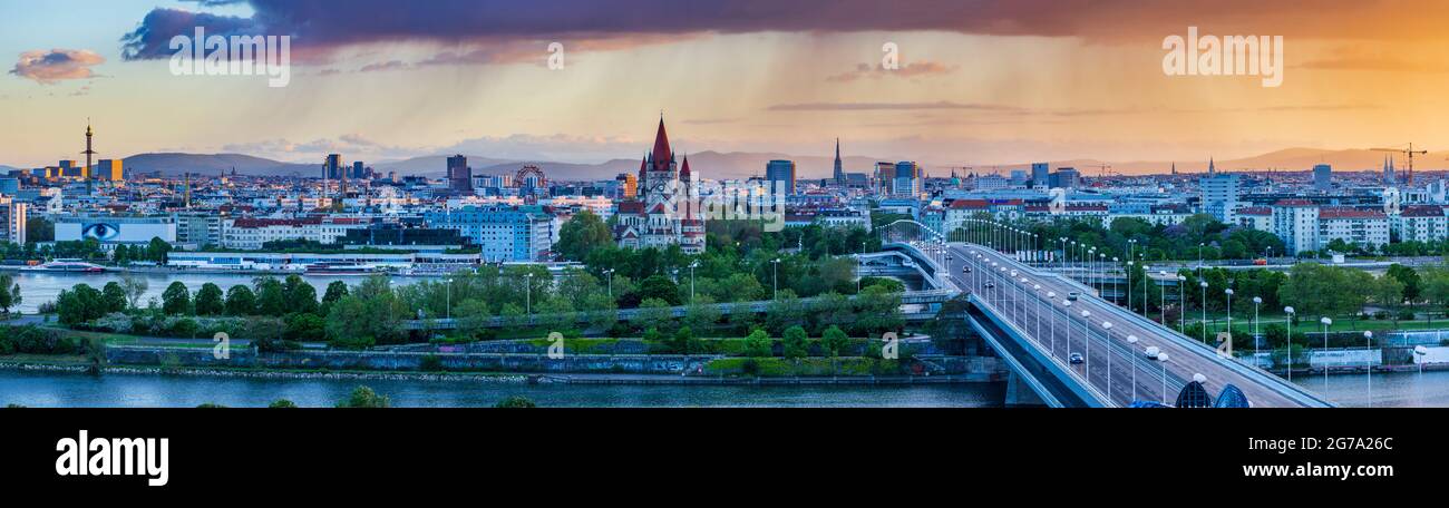 Wien, Panorama der Wiener Innenstadt von Nordosten, Donau, Donauinsel, Brücke Reichsbrücke, Vergnügungspark Prater, Turm Praterturm (Karussell Typ Starflyer), Riesenrad, Kirche Franz von Assisi, Stephansdom (St. Stephansdom), Rathaus, Votivkirche (von links nach rechts) in 00. Übersicht, Wien, Österreich Stockfoto