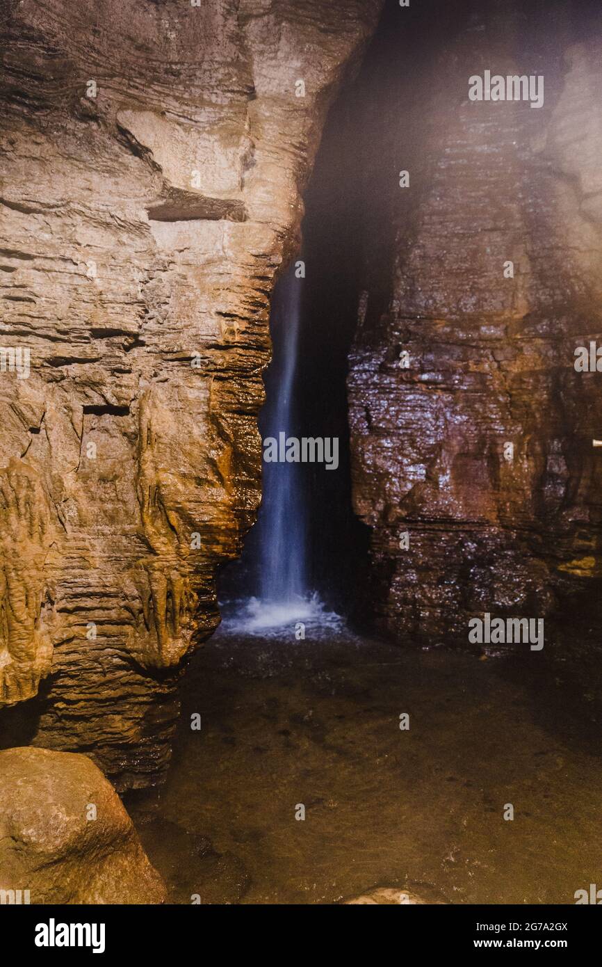 Secret Cavern natürlich geformte Höhlen mit Wasserfällen 100 Fuß unter der Erde, verschiedene Formationen und Fossilien. Stockfoto